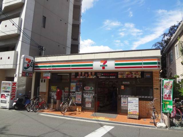 コンビニ　セブンイレブン（コンビニ）まで784m