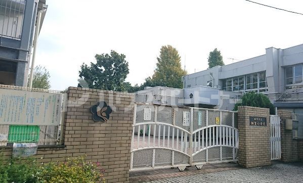 小学校　板橋区立加賀小学校（小学校）まで570m