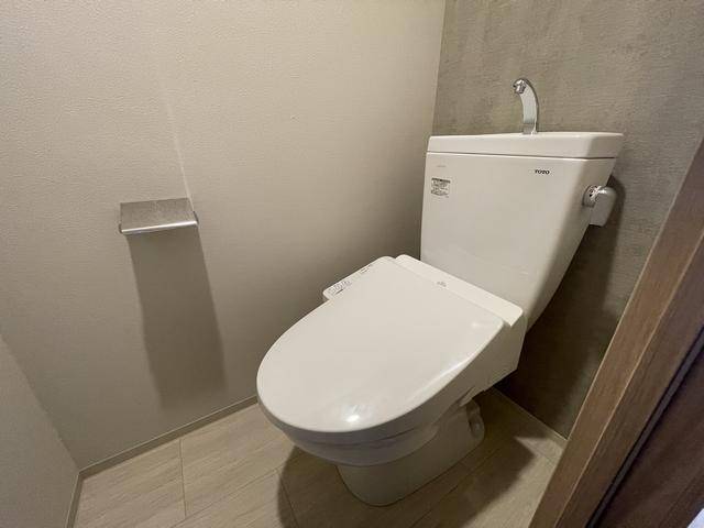 トイレ　シャワー付きトイレです。