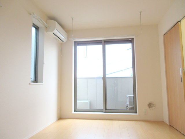 居室・リビング　★明るい２面採光の洋室です★