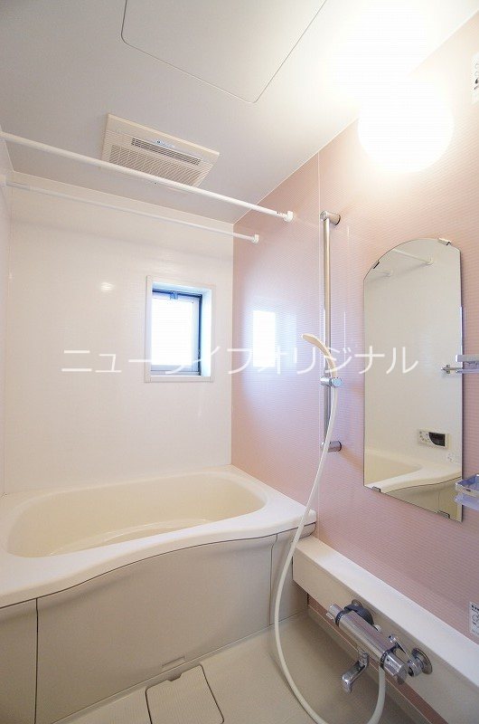 バス・シャワールーム　追い炊き機能と暖房乾燥設備付き