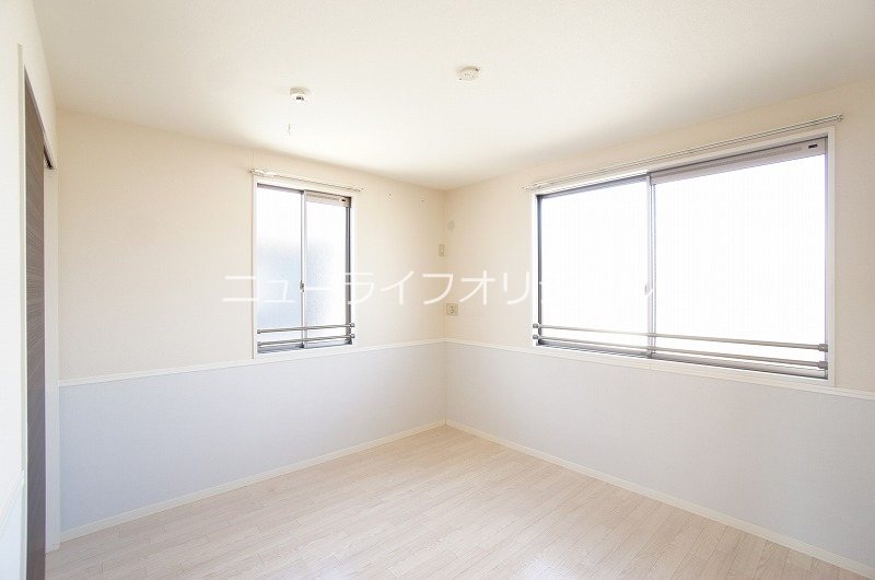 その他部屋・スペース　独立した6.7帖洋室。2面に窓があります。