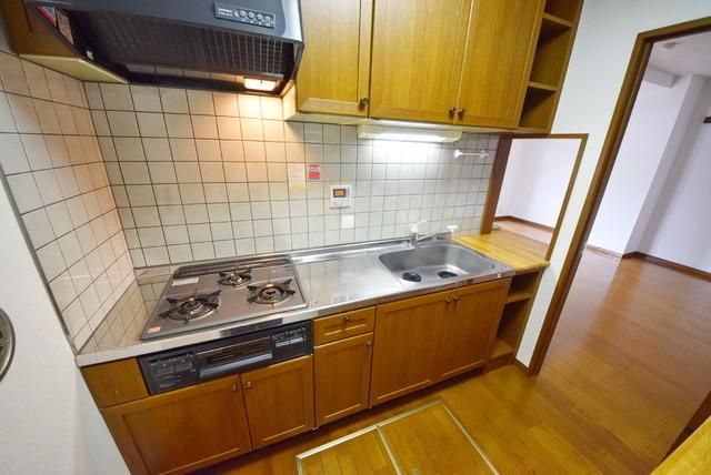 キッチン　★ガス3口のシステムキッチンで料理も楽しめます★