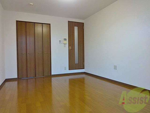 居室・リビング　洋室８帖のフローリングですので広くお部屋を使えます。