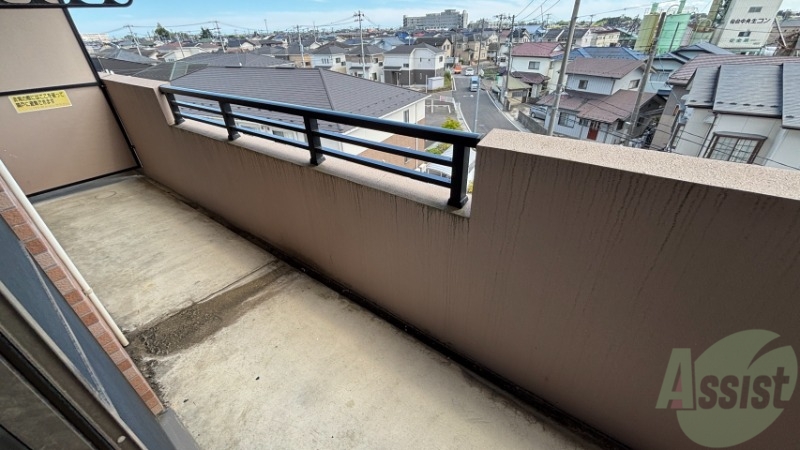 バルコニー　バルコニーは洗濯物を干すのに十分な広さがありますね。