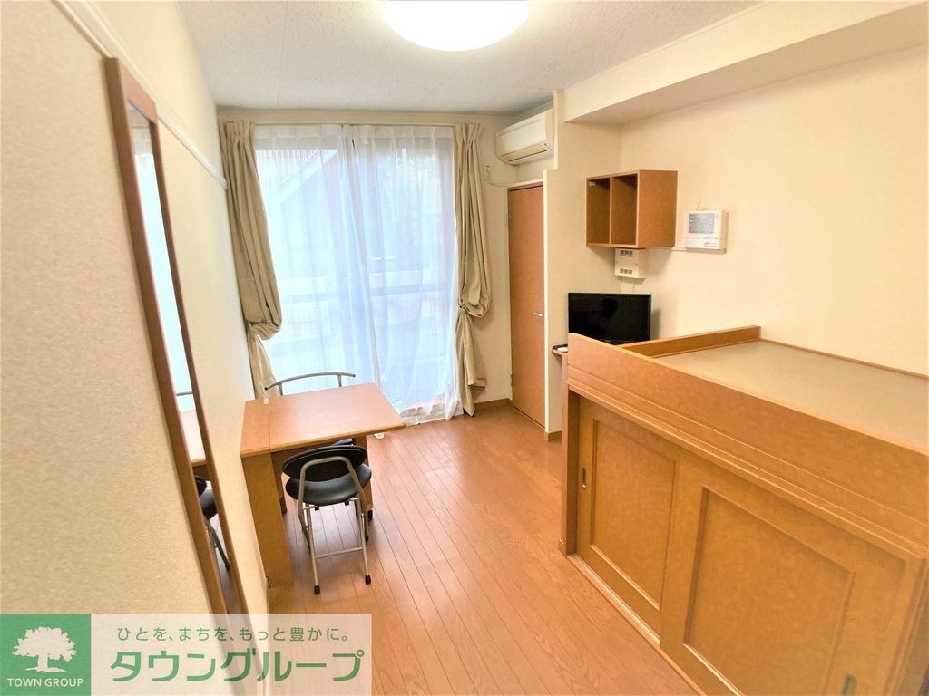 居室・リビング　フローリング仕様。テーブルは折りたたみ可能です