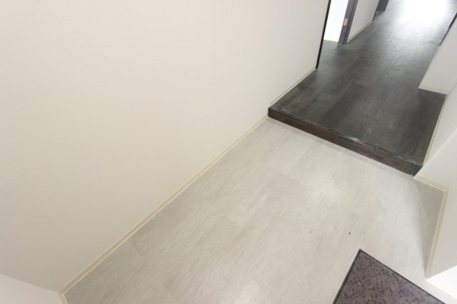 玄関　※リノベーション工事中の写真になります。9.12時点