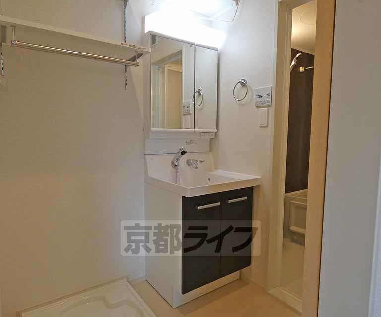 洗面設備　明るい独立洗面台です。