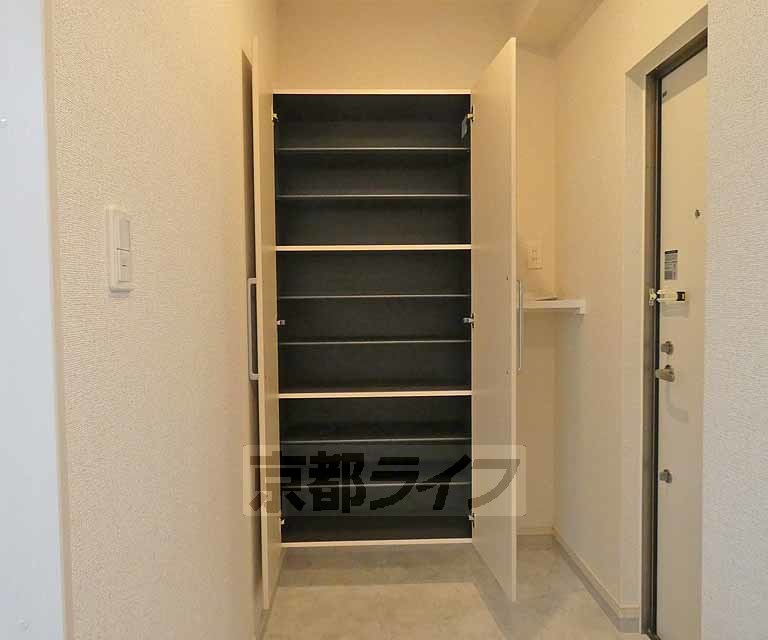 その他部屋・スペース　廊下に隣接したシューズボックスです。