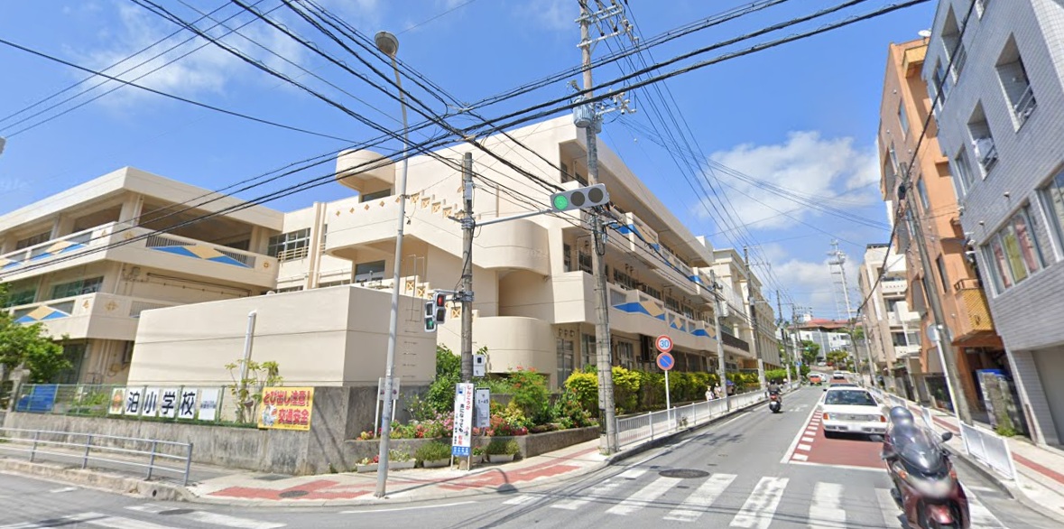 小学校　那覇市立泊小学校（小学校）まで700m