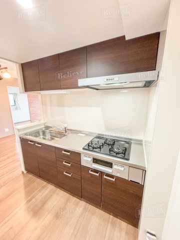 キッチン　3口コンロ・グリル付きの使いやすいシステムキッチンです♪