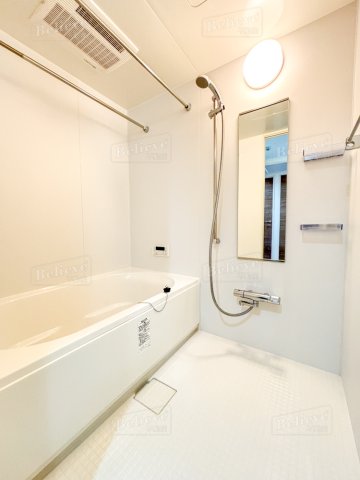 バス・シャワールーム　追い焚き・浴室乾燥機付きのお風呂です♪