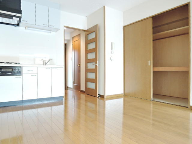 居室・リビング　ＤＫ７帖　収納スペースあり