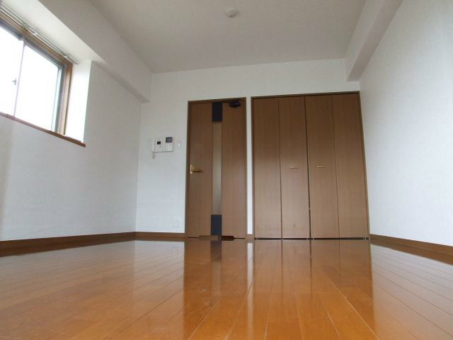 居室・リビング　角部屋で出窓付