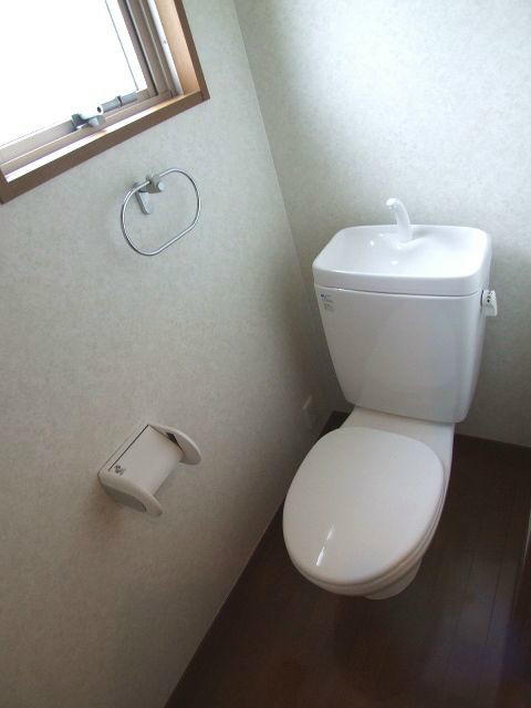 トイレ　嬉しい収納棚・窓付き