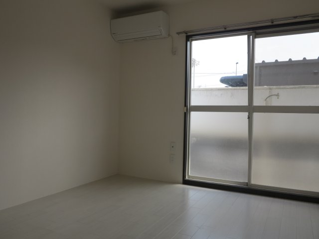 居室・リビング　同建物・別号室の写真です。