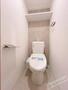 トイレ　人気アイテムの温水洗浄便座。清潔感のあるトイレです。