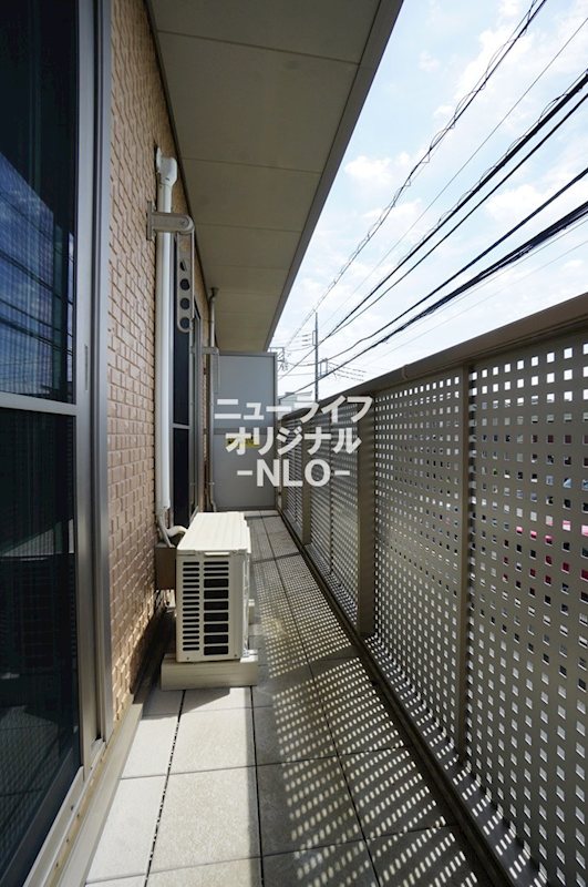 バルコニー　LDKと洋室にまたがるバルコニー