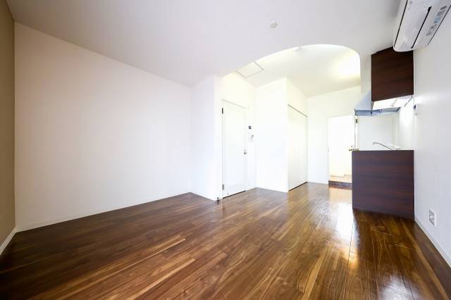 居室・リビング　１０２号室の内装写真参照