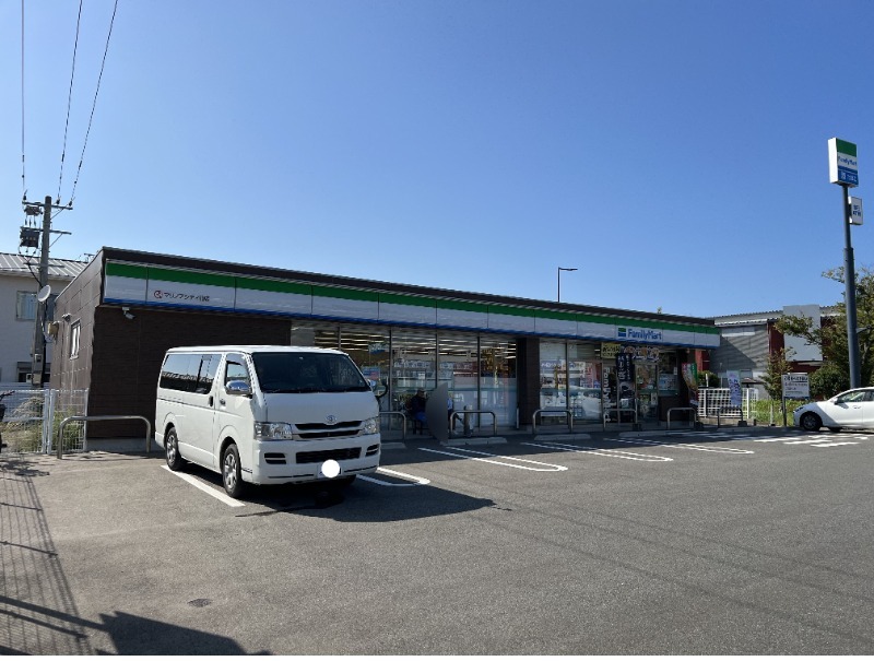 コンビニ　ファミリーマートマリノアシティ前店（コンビニ）まで812m