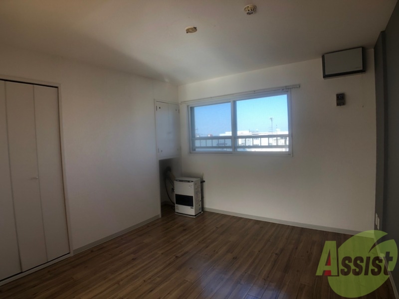 その他部屋・スペース　寝室はこちらです。光が差し込む、温かみのあるお部屋です。