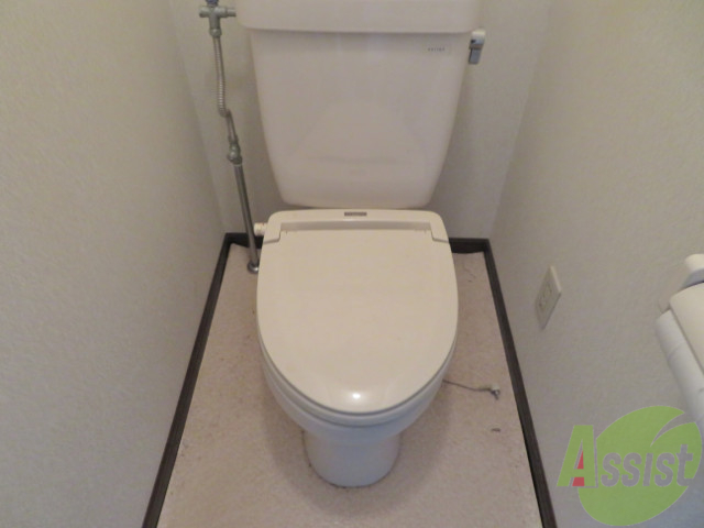 トイレ　コンパクトサイズのトイレです。問題なくお使いいただけます