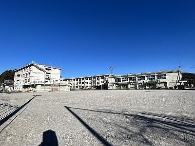 小学校　岐阜市立芥見小学校（小学校）まで312m