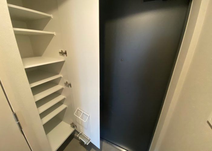 玄関　※同タイプの別のお部屋です。
