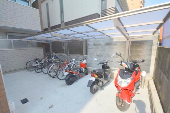 駐車場　敷地内には入居者専用の駐輪スペースもあります。