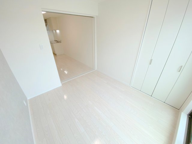 その他部屋・スペース　窓が大きいので圧迫感がありません。日光浴が日課になりそう。