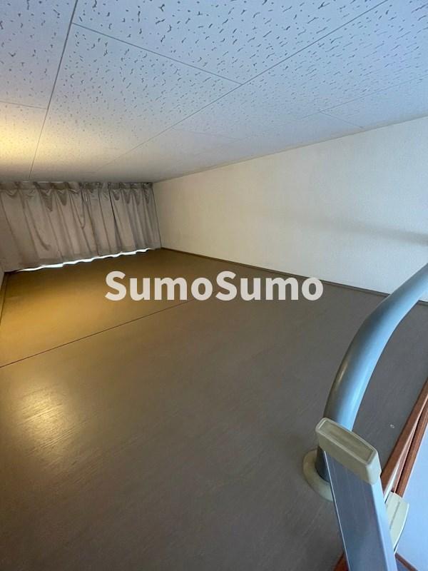 その他部屋・スペース　落ち着いた色調の寝室です