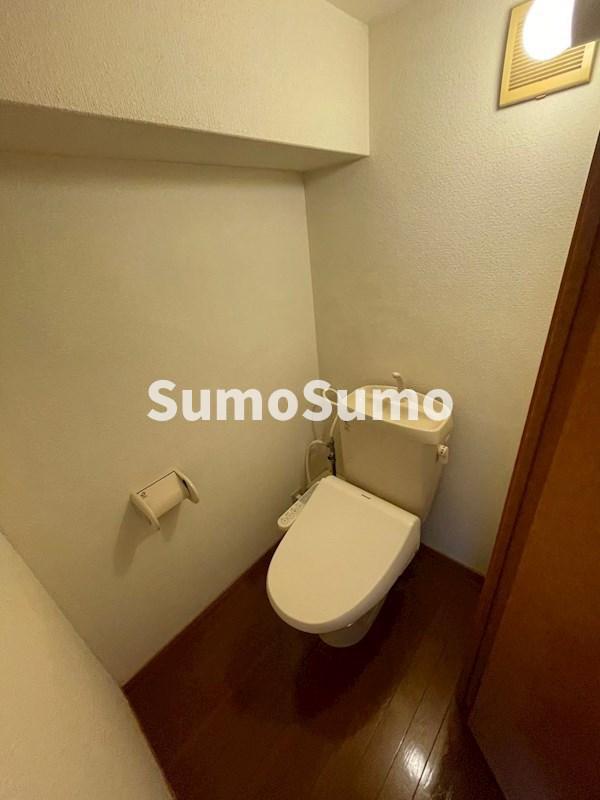 トイレ　落ち着いた色調のトイレです
