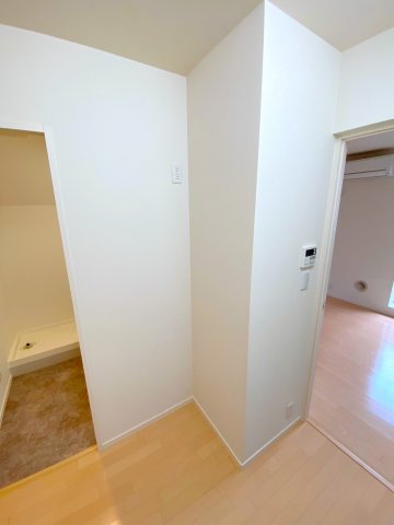 その他　★キッチン裏に冷蔵庫置き場があります／上部にコンセント★