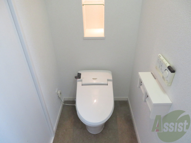 トイレ　ウォシュレット機能がついたトイレです。安心して使用できますね
