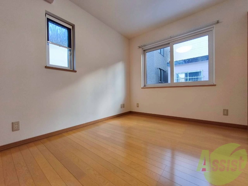 その他部屋・スペース　こちらのお部屋は光が差し込む、温かみのあるお部屋です。
