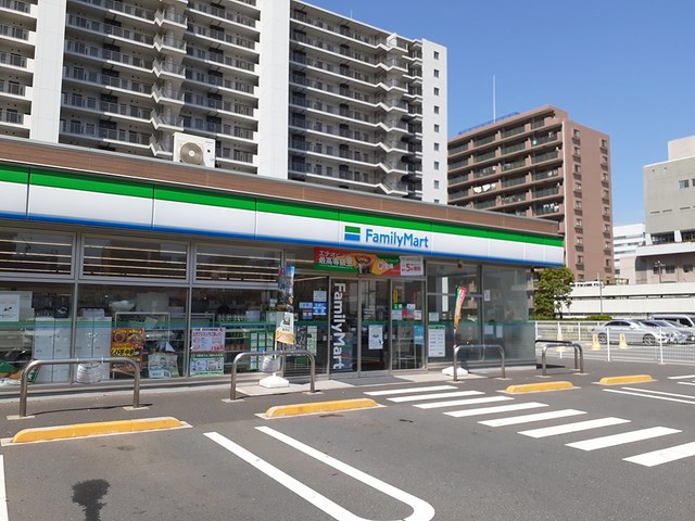 コンビニ　ファミリーマート（コンビニ）まで200m