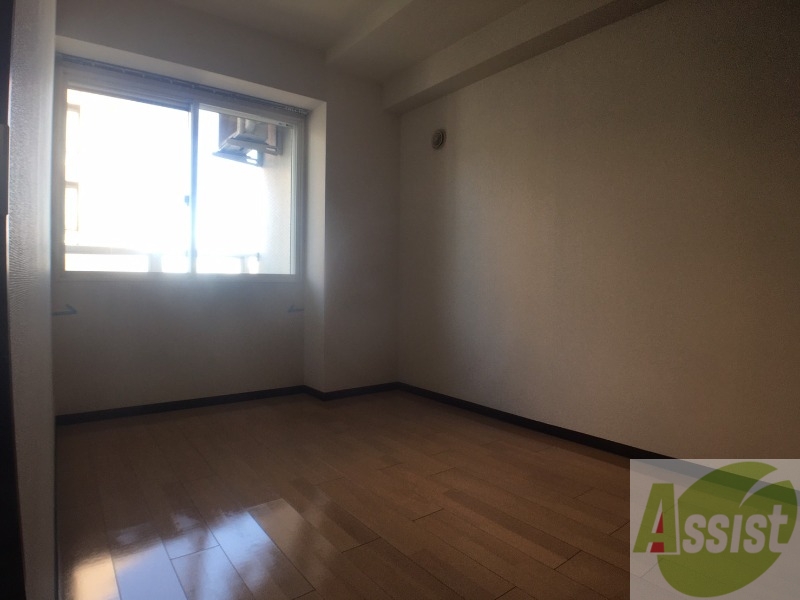 その他部屋・スペース　寝室はこちらです。光が差し込む、温かみのあるお部屋です。