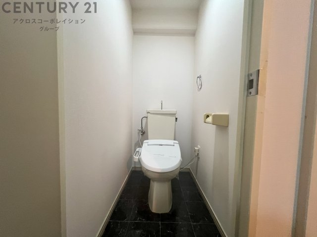 トイレ　温水洗浄便座付きのトイレです♪