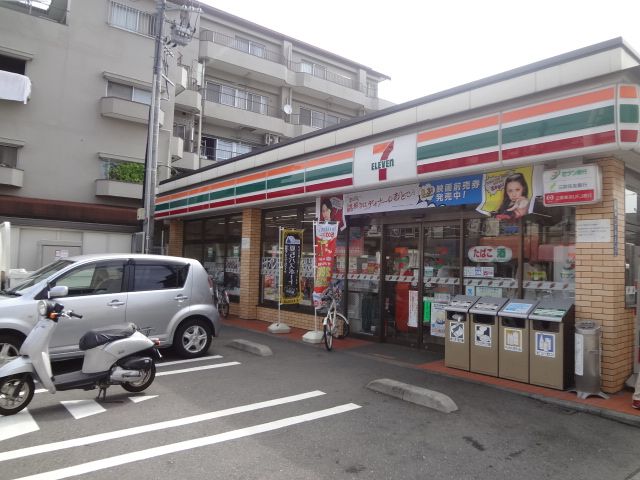 コンビニ　セブンイレブン（コンビニ）まで320m