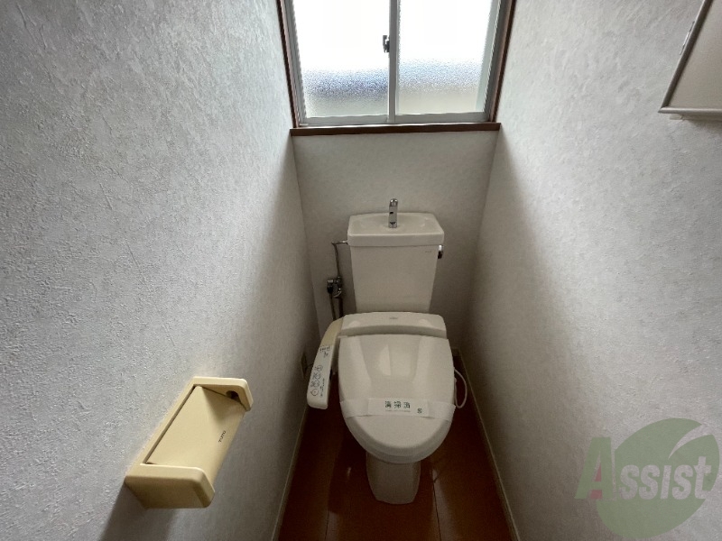 トイレ　温水洗浄便座付きのトイレは、使用しやすくうれしいですね。