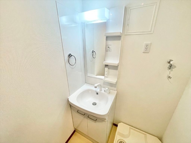 洗面設備　同一建物内１０２号室内装写真転載