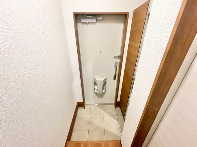 玄関　同一建物内１０２号室内装写真転載