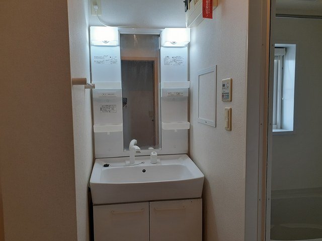 洗面設備　明るい洗面所です
