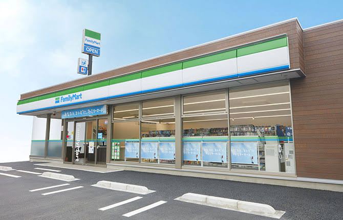 コンビニ　ファミリーマート 金山五丁目店（コンビニ）まで483m