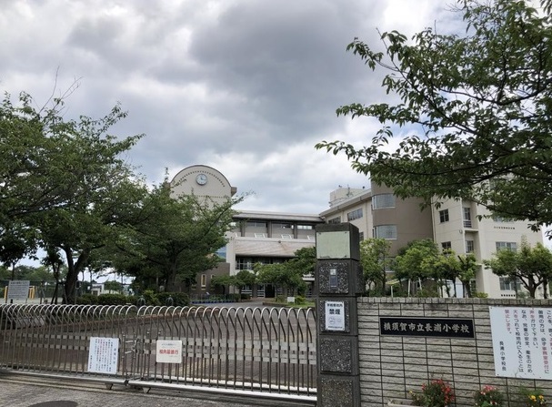 小学校　横須賀市立長浦小学校（小学校）まで706m