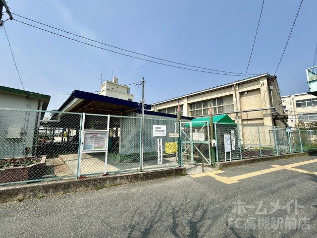 小学校　高槻市立富田小学校（小学校）まで688m