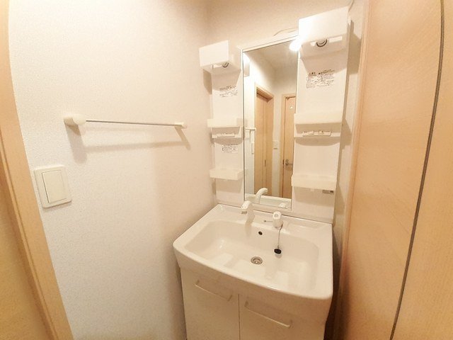 洗面設備　明るい洗面所です