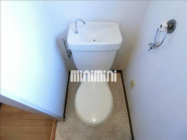 トイレ　窓付きで換気のしやすいトイレです。