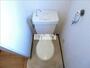 トイレ　窓付きで換気のしやすいトイレです。