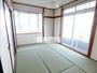 その他部屋・スペース　角部屋で窓が多く、明るい和室です。